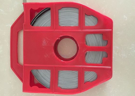 중국 벨트, 빨간 플라스틱 분배기를 가진 금속 밴딩 결박을 견장을 다는 높은 장력 강철 협력 업체